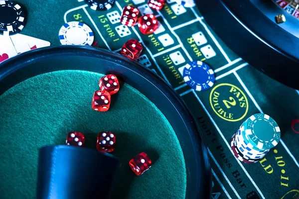 Community cards reveal sequence in live Casino Hold'em